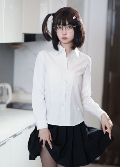 医生隔着内裤揉弄护士视频