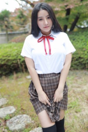 我脱了老师内衣摸她胸的视频软件